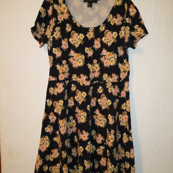 Forever 21 Dresses & Skirts - Forever 21 Floral Dress